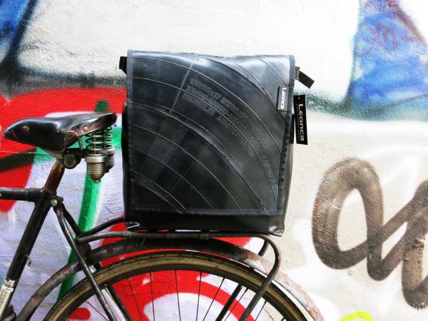 Upcycling Rucksack aus alten Motorradschläuchen und LKW-Plane und Autogurten